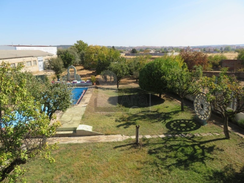 Chalet/casa independiente en Avenida Constitución / San Andrés del Rabanedo (León) | VENTA